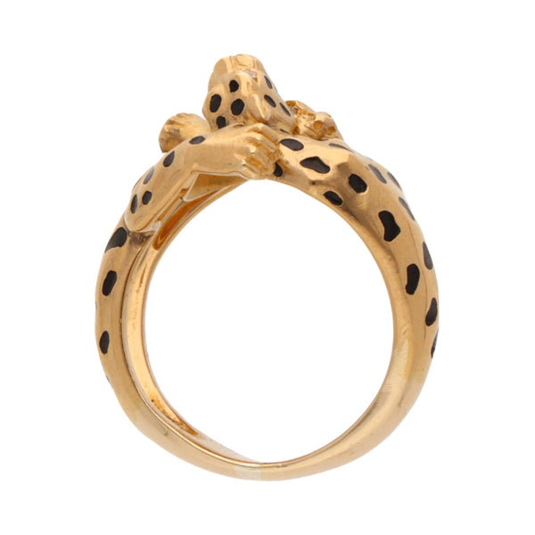 Anillo estilizado motivo felinos con diamantes y esmalte en oro amarillo 18 kilates.