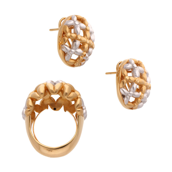 Juego de anillo y aretes hechura italiana motivo floral en oro dos tonos 14 kilates.