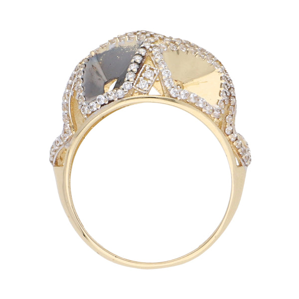 Anillo hechura especial con sintéticos en oro dos tonos 14 kilates.