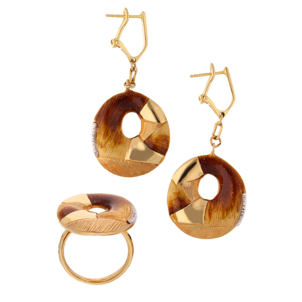 Juego de anillo y aretes huecos esmaltados en oro amarillo 14 kilates.