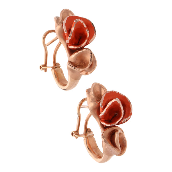 Aretes hechura italiana motivo floral con esmalte en oro rosa 14 kilates.