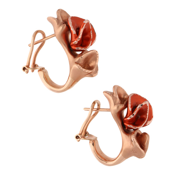 Aretes hechura italiana motivo floral con esmalte en oro rosa 14 kilates.