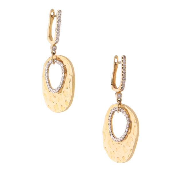 Aretes hechura especial con diamantes en oro dos tonos 14 kilates.