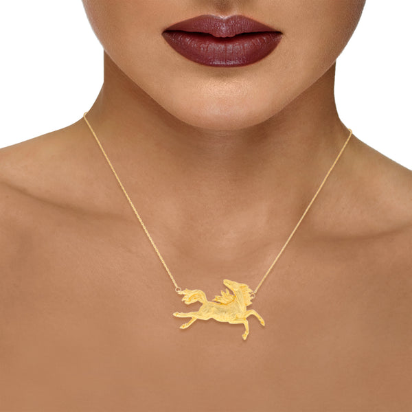 Collar eslabón cruzado con dije motivo equino en oro amarillo 14 kilates.