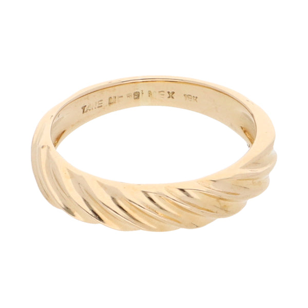 Anillo infantil estriado firma Tane en oro amarillo 18 kilates.