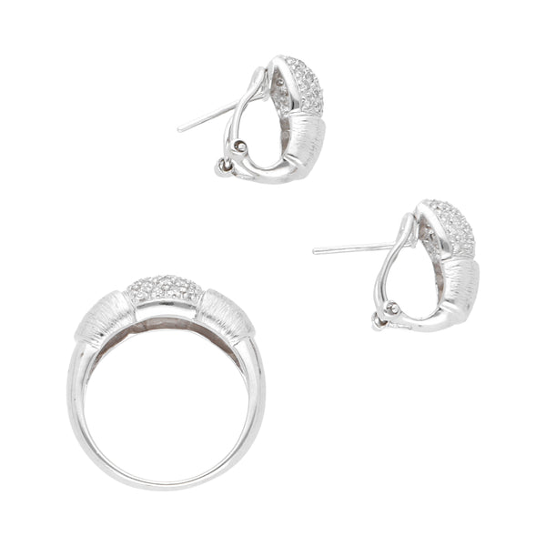 Juego de anillo y aretes hechura especial con diamantes en oro blanco 14 kilates.