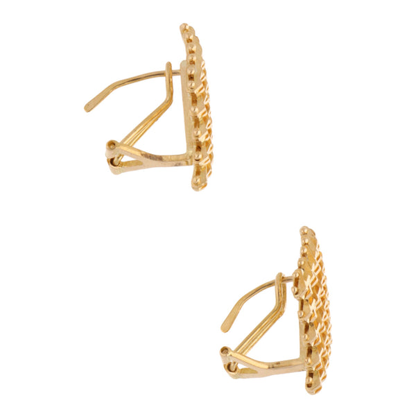 Aretes calados motivo rombo en oro amarillo 18 kilates.