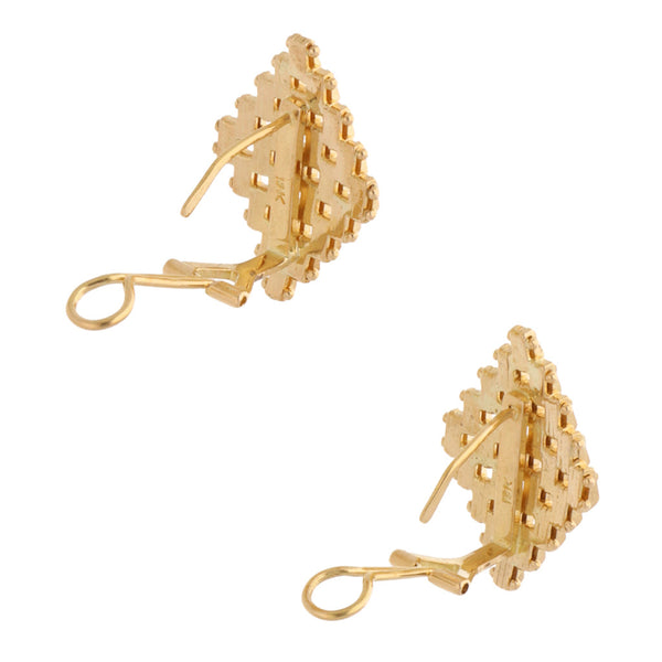 Aretes calados motivo rombo en oro amarillo 18 kilates.