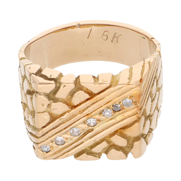 Anillo tipo sello con diamantes en oro amarillo 18 kilates.