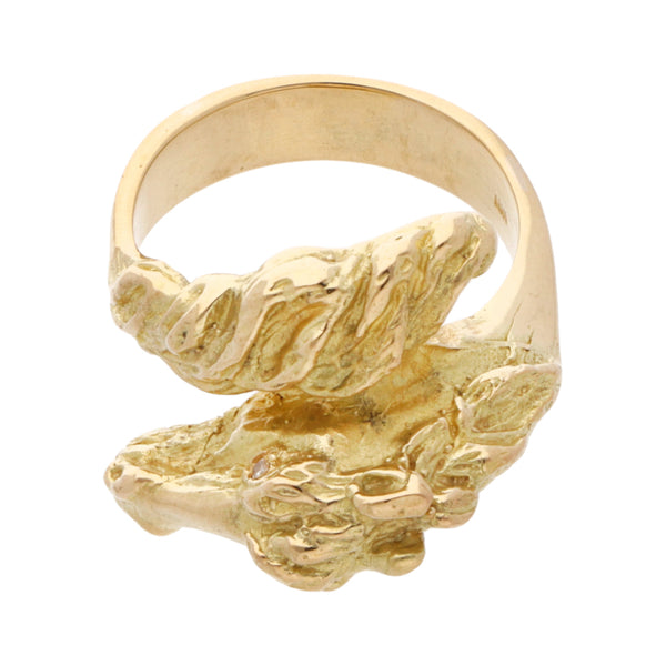 Anillo estilizado motivo equino con diamantes en oro amarillo 18 kilates.