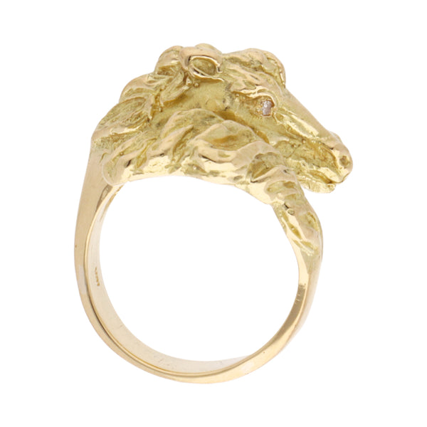 Anillo estilizado motivo equino con diamantes en oro amarillo 18 kilates.