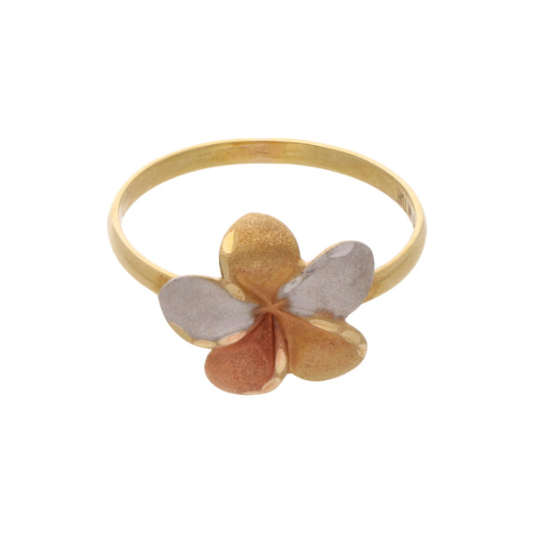 Anillo hechura especial motivo flor en oro tres tonos 14 kilates.