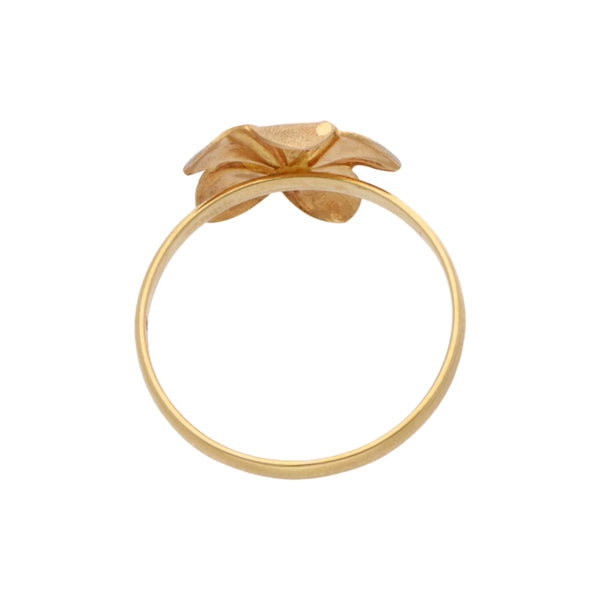 Anillo hechura especial motivo flor en oro tres tonos 14 kilates.