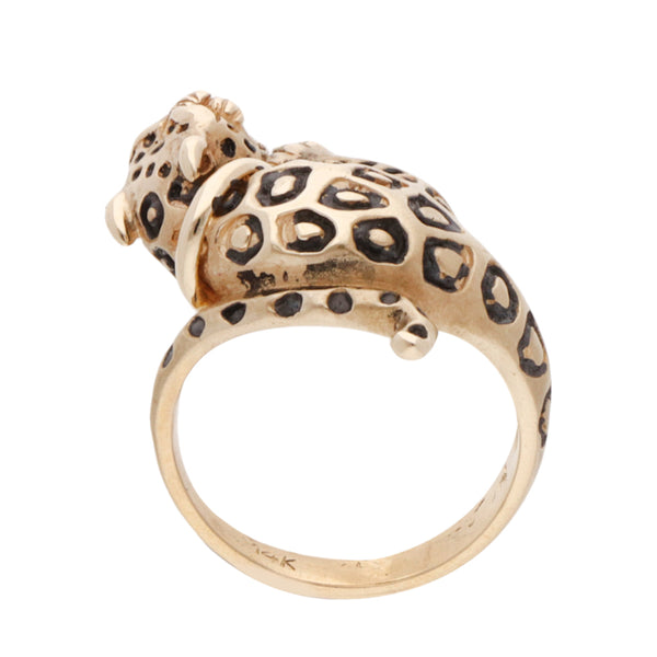 Anillo hechura especial motivo jaguar con sintéticos y esmalte en oro amarillo 14 kilates.