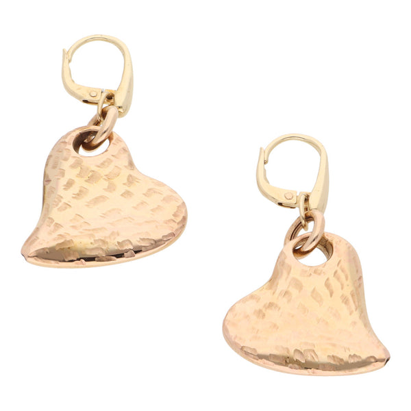 Aretes huecos con colgantes motivo corazón en oro amarillo 14 kilates.