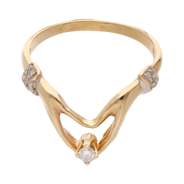 Anillo hechura especial motivo alianza con diamantes en oro amarillo 18 kilates.