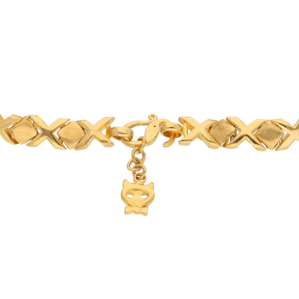 Pulsera eslabón XOXO con dije motivo gato en oro amarillo 24 kilates.