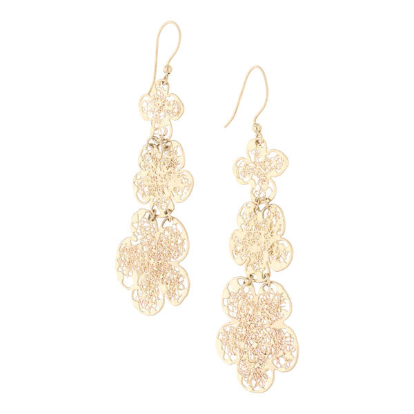 Aretes calados con colgantes motivo floral en oro amarillo 14 kilates.