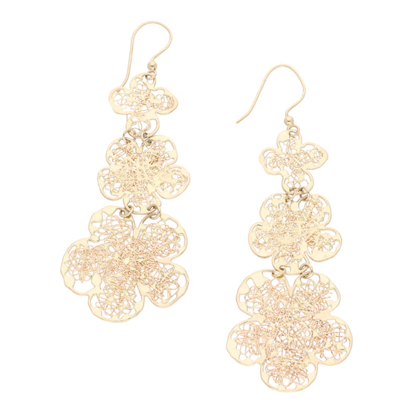 Aretes calados con colgantes motivo floral en oro amarillo 14 kilates.