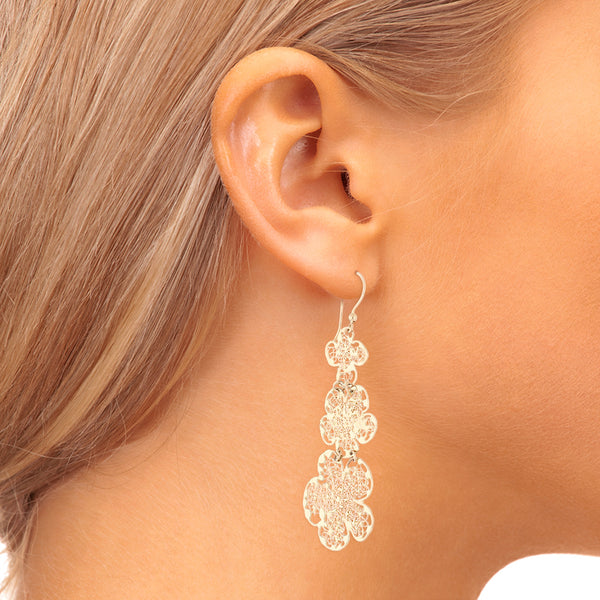 Aretes calados con colgantes motivo floral en oro amarillo 14 kilates.