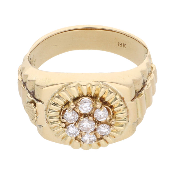 Anillo tipo sello con diamantes en oro amarillo 18 kilates.