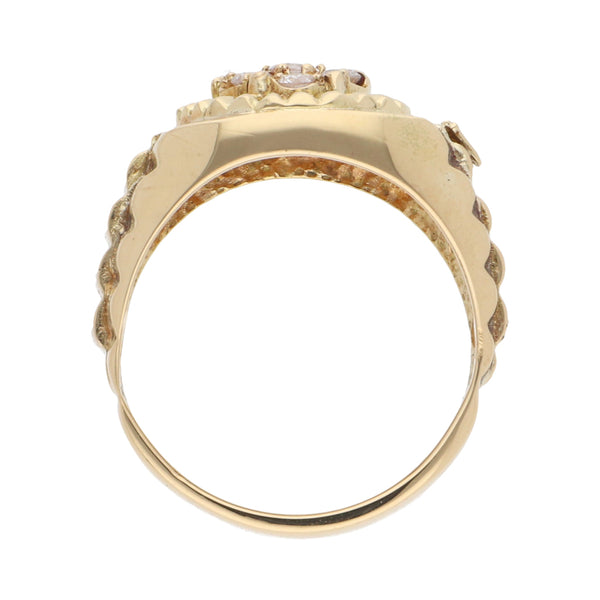 Anillo tipo sello con diamantes en oro amarillo 18 kilates.