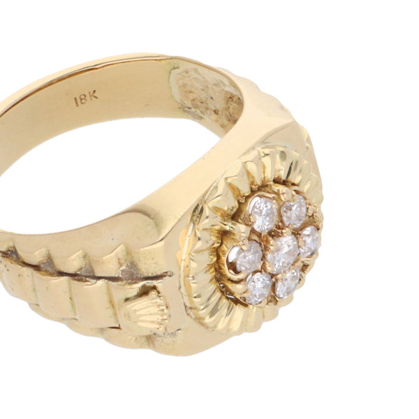 Anillo tipo sello con diamantes en oro amarillo 18 kilates.