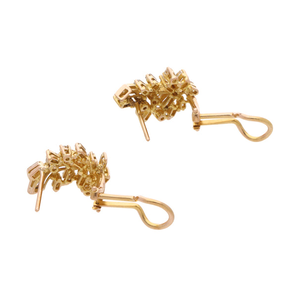 Juego de anillo y aretes hechura especial con diamantes en oro amarillo 18 kilates.