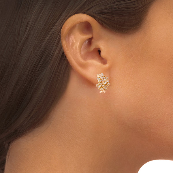 Juego de anillo y aretes hechura especial con diamantes en oro amarillo 18 kilates.