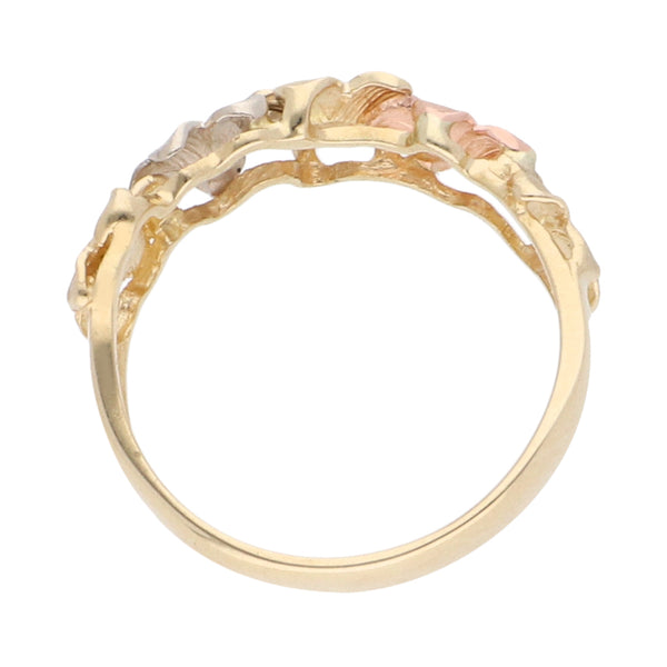 Anillo hechura especial motivo floral en oro tres tonos 14 kilates.