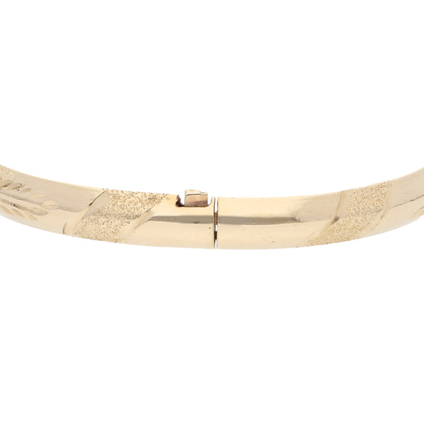 Pulsera de arillo articulada labrada en oro amarillo 14 kilates.