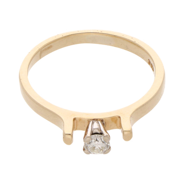 Anillo solitario con diamante en oro amarillo 14 kilates.