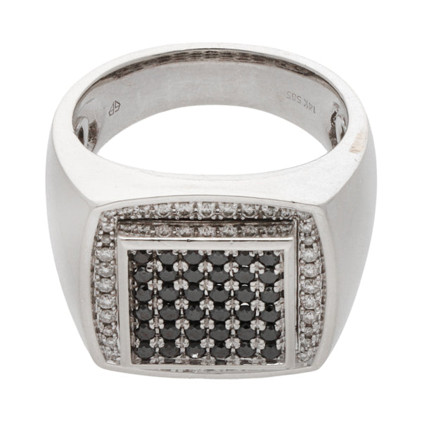 Anillo tipo sello con diamantes en oro blanco 14 kilates.