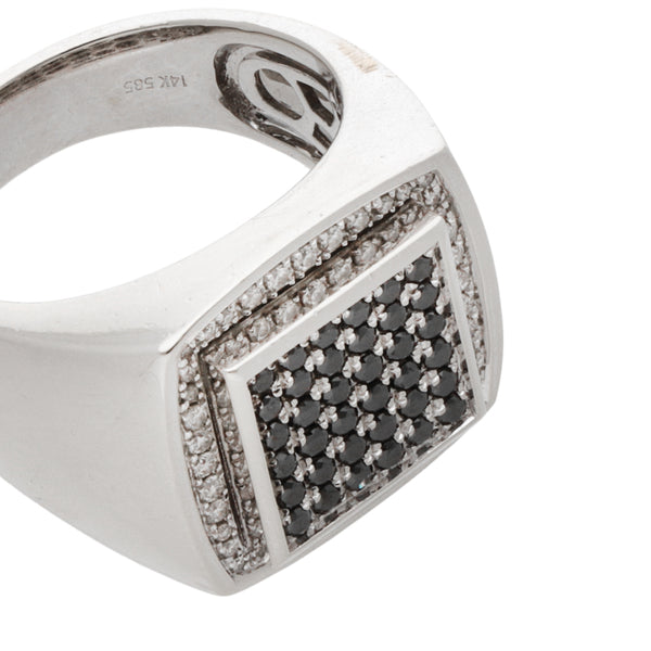 Anillo tipo sello con diamantes en oro blanco 14 kilates.