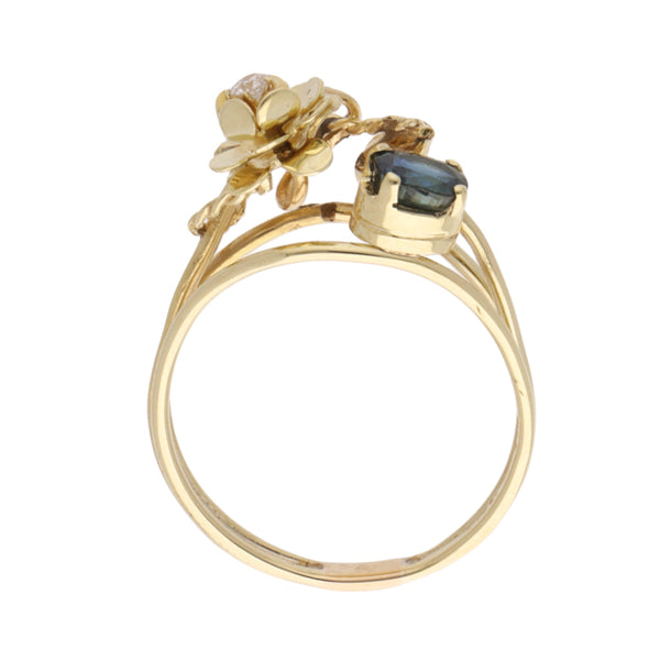 Anillo calado motivo flor con diamantes y zafiro en oro amarillo 14 kilates.