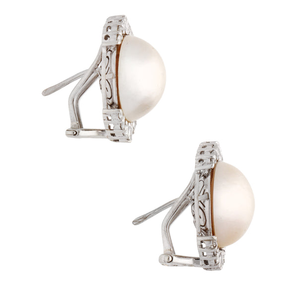 Aretes hechura especial con medias perlas y diamantes en oro blanco 14 kilates.