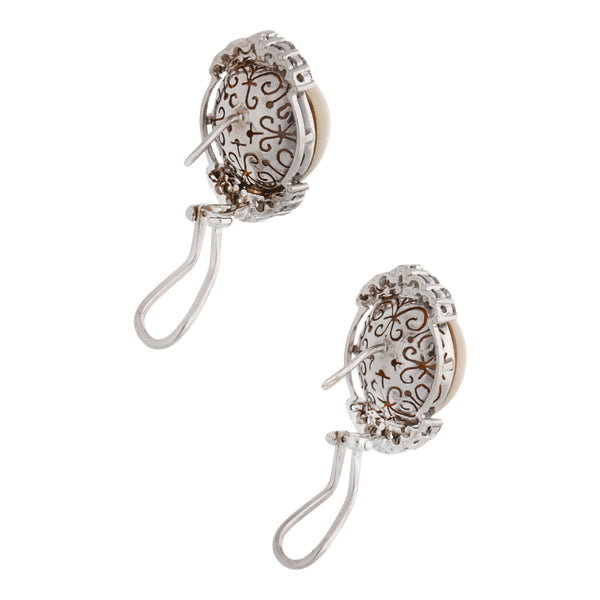 Aretes hechura especial con medias perlas y diamantes en oro blanco 14 kilates.