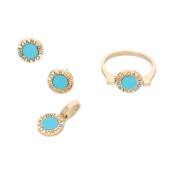 Juego de anillo, dije y broqueles hechura especial con turquesa y esmalte en oro amarillo 14 kilates.