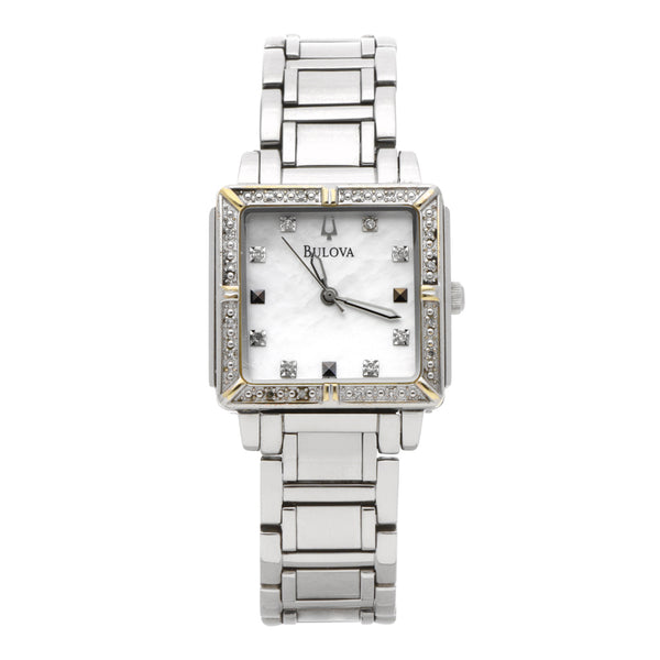 Reloj Bulova para dama en acero inoxidable.