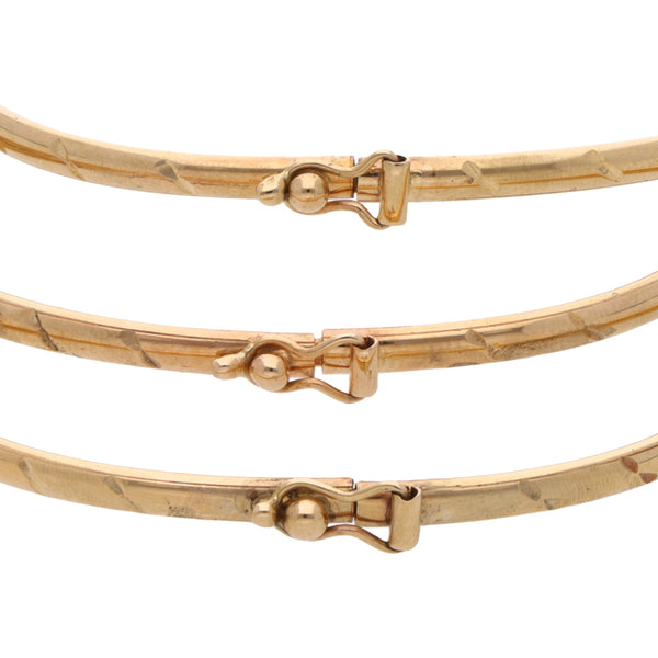 Tres pulseras de arillo facetadas en oro amarillo 14 kilates.