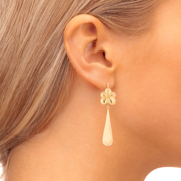 Aretes hechura especial motivo flor con colgantes en oro amarillo 18 kilates.