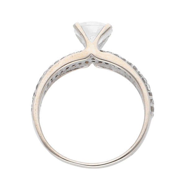 Anillo hechura especial con circonias en oro blanco 14 kilates.