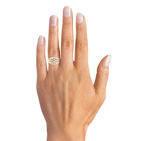 Anillo hechura especial con diamantes en oro amarillo 14 kilates.