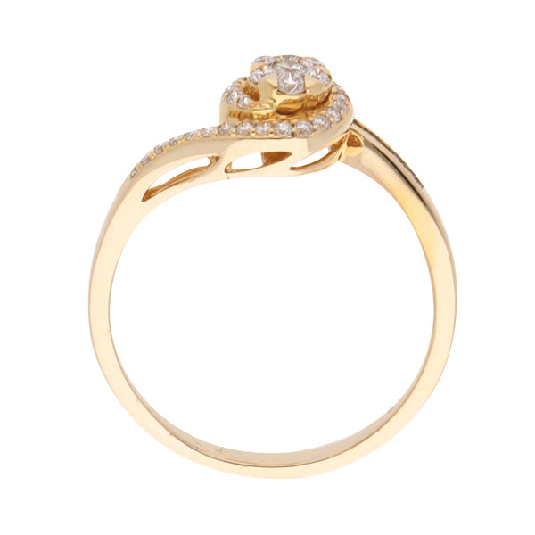 Anillo calado con diamantes en oro amarillo 14 kilates.