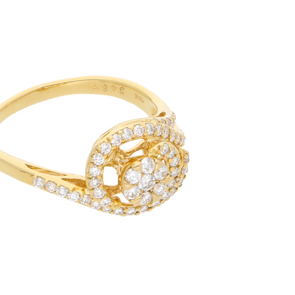 Anillo calado con diamantes en oro amarillo 14 kilates.