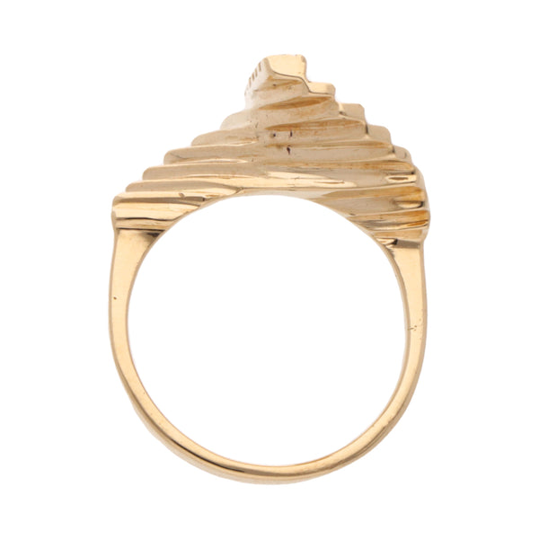 Anillo estilizado con sintéticos en oro amarillo 14 kilates.