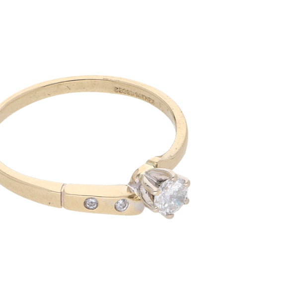 Anillo hechura especial con diamantes en oro amarillo 14 kilates.