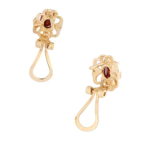 Aretes calados con acerinas y circonias en oro amarillo 14 kilates.