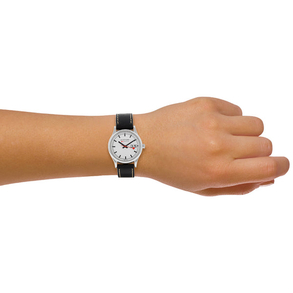 Reloj Mondaine para dama en acero inoxidable correa piel.