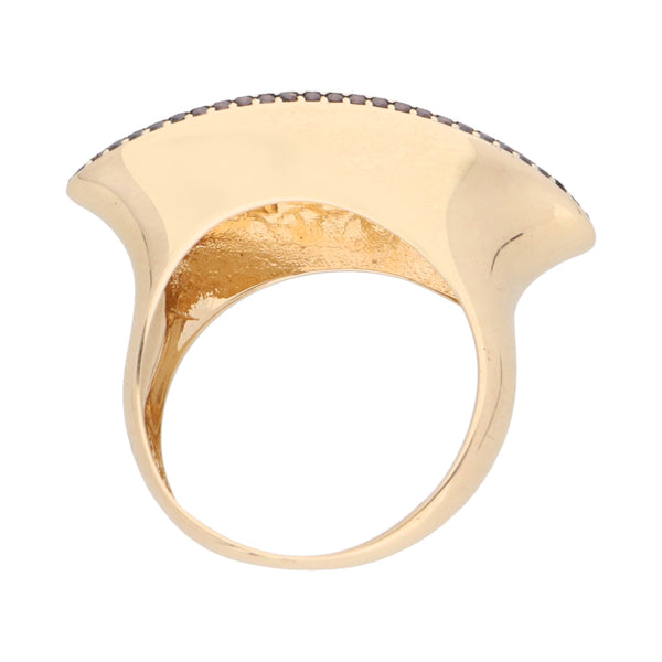 Anillo calado motivo floral con sintéticos en oro amarillo 14 kilates.